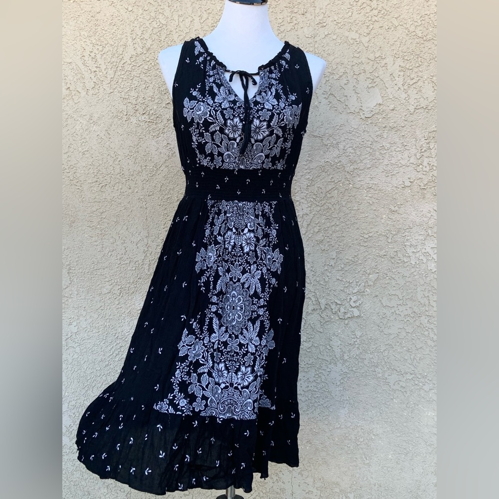 EUC Bila Black & White Sleeveless Dress - Size Medium